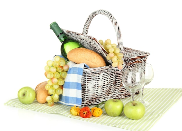 Cestino da picnic con frutta e bottiglia di vino isolata on white