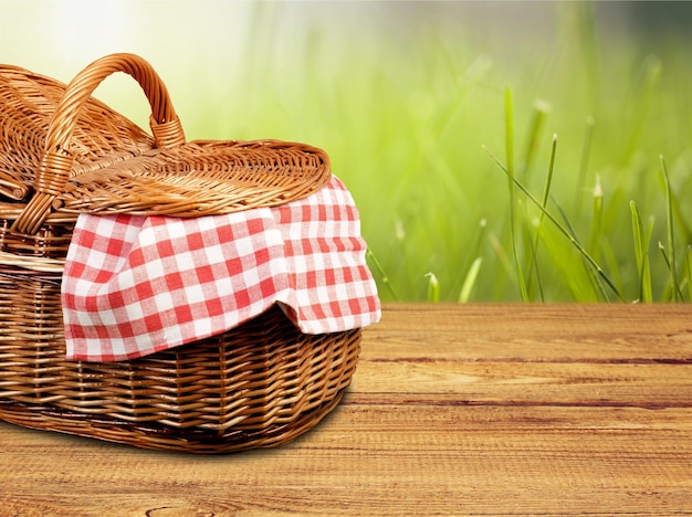 Cestino da picnic con tovagliolo sullo sfondo della natura