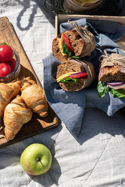 Cestino da picnic croissant panini succo d'arancia verticale