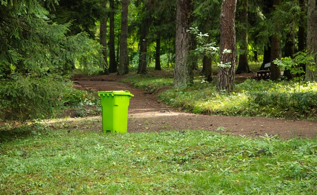 cestino della spazzatura in natura