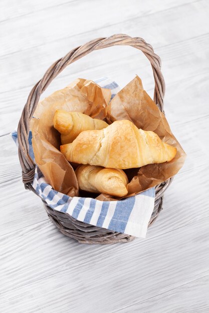 Cestino di croissant freschi