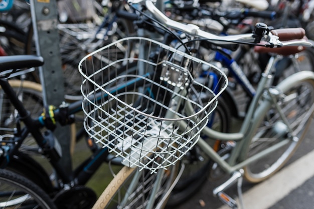 Cestino di metallo su una bicicletta