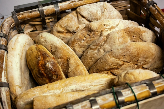 Cestino di pane cotto con forno a legna