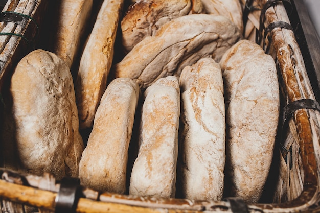 Cestino di pane cotto con forno a legna