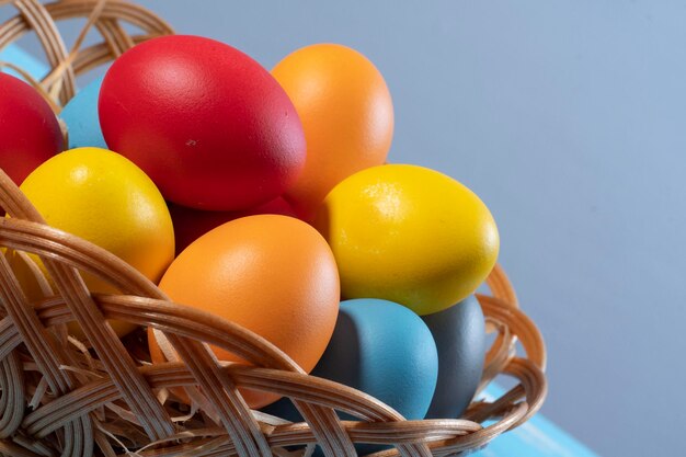 cestino di pasqua con paglia e uova colorate