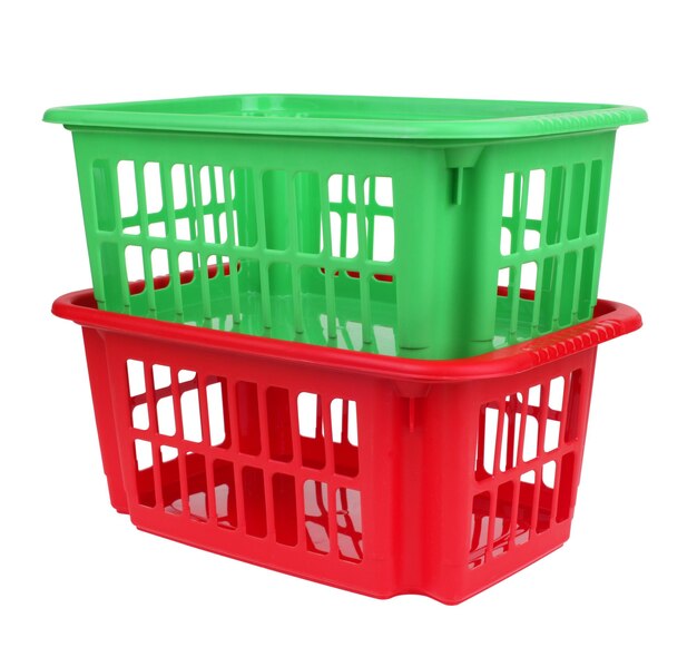 Cestino di plastica rosso e verde vuoto isolato su bianco