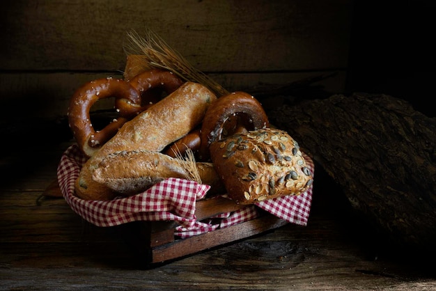 Cestino di vari tipi di pane con semi di sesamo, zucca e pretzel