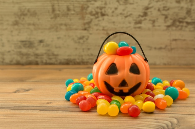 Cestino di zucca di Halloween pieno di caramelle