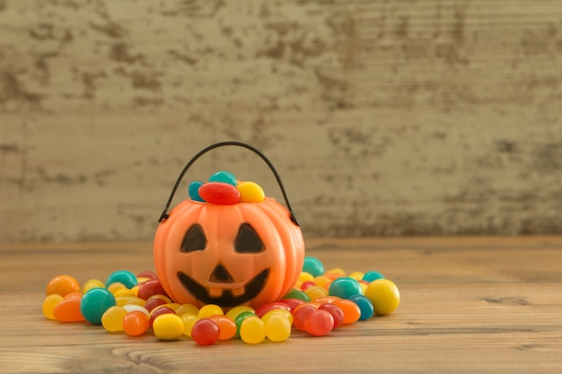 Cestino di zucca di Halloween pieno di caramelle