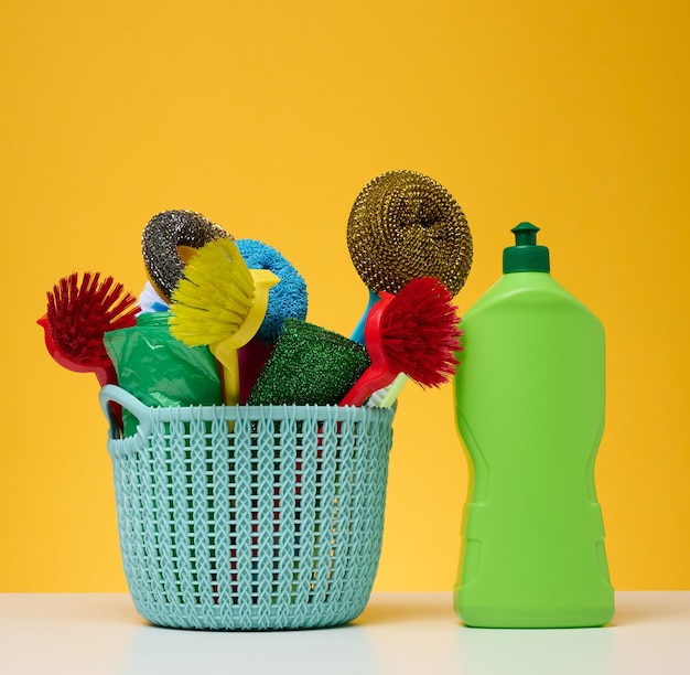 Cestino in plastica con spazzole disinfettante in bottiglia