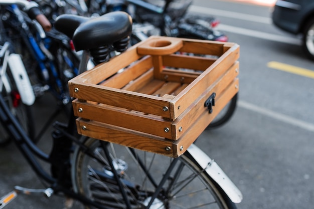 Cestino in scatola di legno su una bicicletta