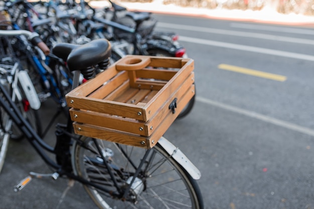 Cestino in scatola di legno su una bicicletta