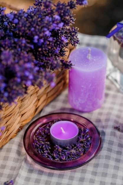 Cesto con bella lavanda nel campo di Provance con acqua di lavanda e candele Stagione della raccolta