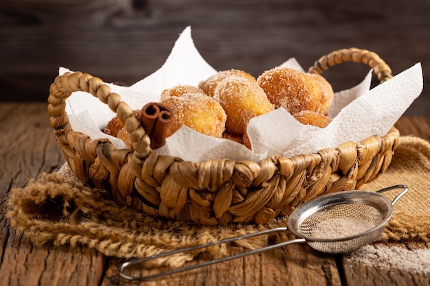 Cesto con biscotti della pioggia In Brasile noto come bolinho de chuva