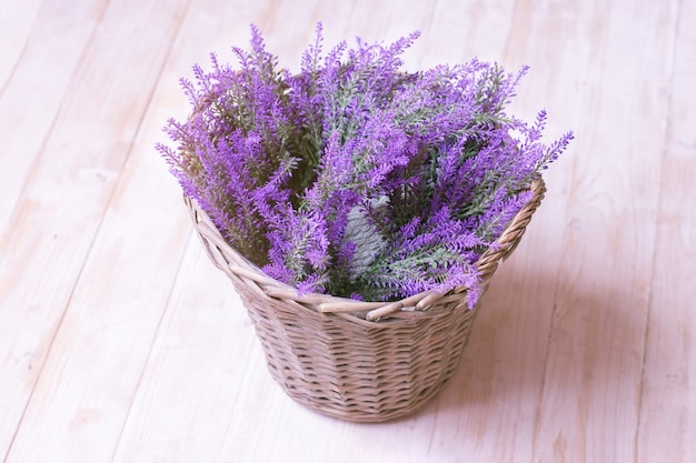 Cesto con fiori di lavanda