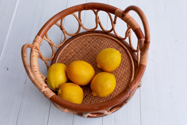 cesto con limoni. limoni gialli