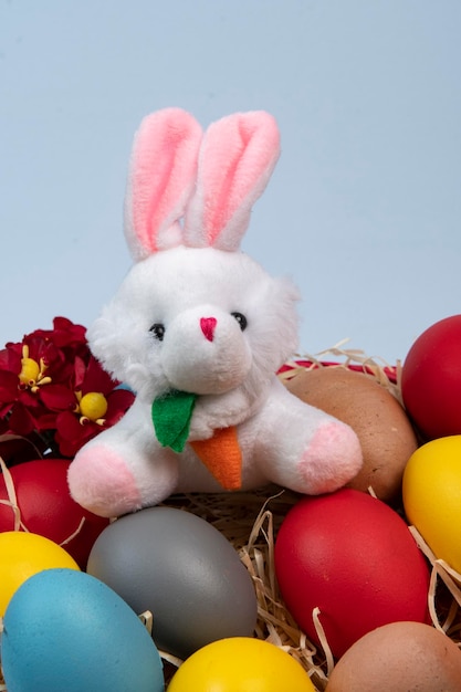 Cesto con paglia e uova decorate per la celebrazione della Pasqua cristiana