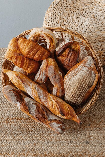 Cesto con pane su un tappeto decorativo di tela Sfondo di cottura culinaria