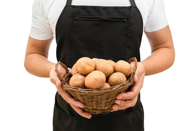 Cesto con patate fresche nelle mani di un agricoltore su sfondo bianco Raccolta