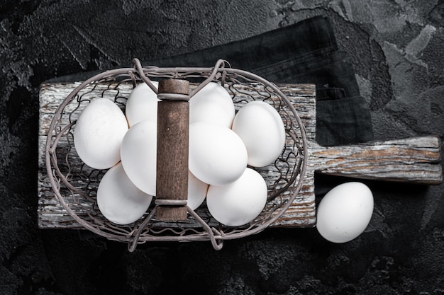 Cesto con uova di gallina bianche Sfondo nero Vista dall'alto