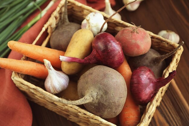 Cesto con verdure fresche sulla tavola di legno