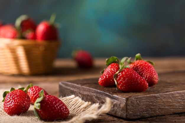 Cesto di fragole fresche su fondo in legno