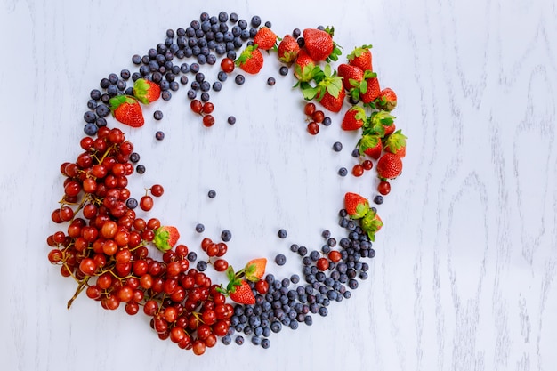 Cesto di frutta: fragole, mirtilli, more, uva