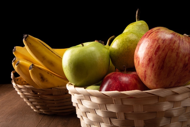 Cesto di frutta tropicale in dettaglio sulla superficie in legno