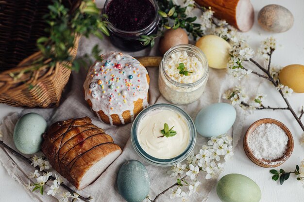 Cesto di Pasqua tradizionale cibo uova di Pasqua elegante pane di Pasqua prosciutto barbabietole burro formaggio