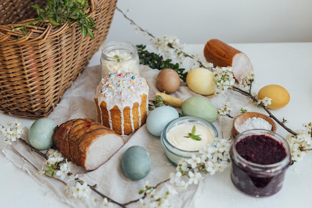 Cesto di Pasqua tradizionale cibo Uova naturali pane prosciutto barbabietole burro formaggio su tavola rustica