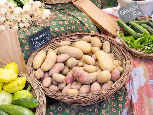 Cesto di patate su un mercato francese