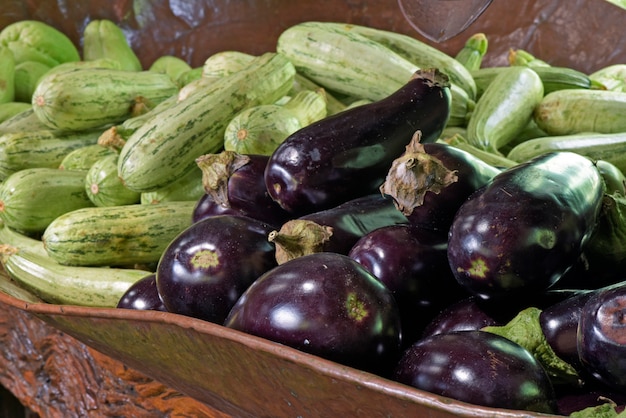 Cesto di verdure in vassoio di cuoio