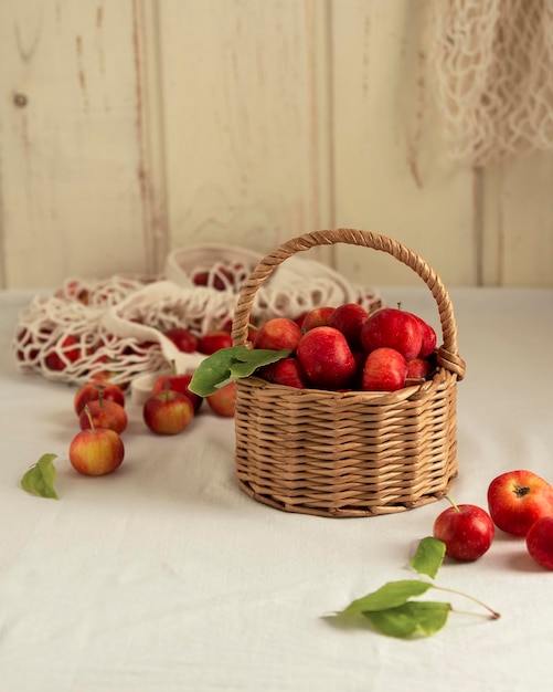 Cesto di vimini con mini mele di frutta Ranetki