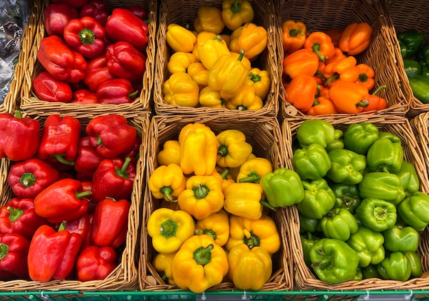 cesto di vimini di peperoni sul bancone del negozio. mercato degli agricoltori ortaggi freschi prodotti naturali