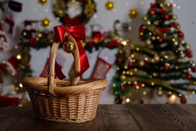 Cesto di vimini sulla tavola di legno Natale sfondo sfocato