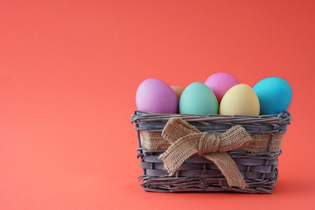 Cesto in legno con belle uova colorate Buona Pasqua, buon vuoto per un biglietto di auguri.