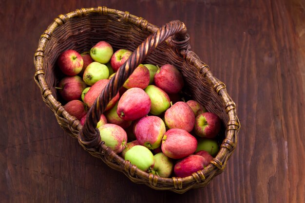 Cesto pieno di fresco raccolto di mele dolci giardino maturo