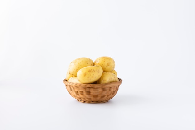 Cesto ripieno di patate su sfondo bianco