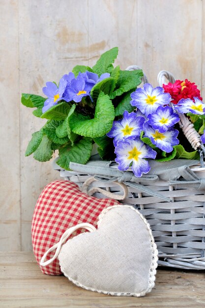 Cesto romantico con fiori