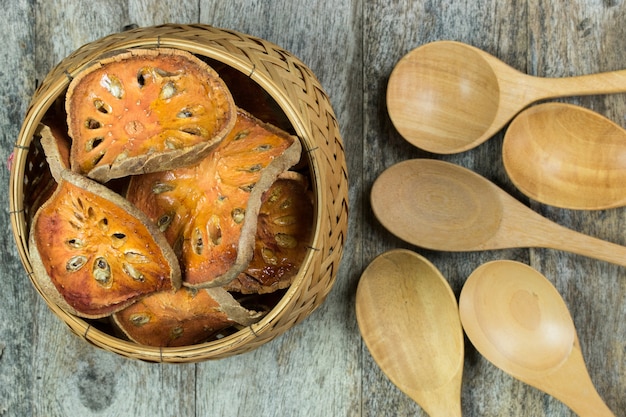 cesto secco nel cestino sul tavolo di legno