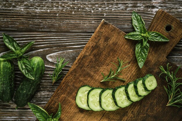 Cetrioli a fette commestibili verdi freschi di fattoria con erbe aromatiche al basilico e rosmarino 3