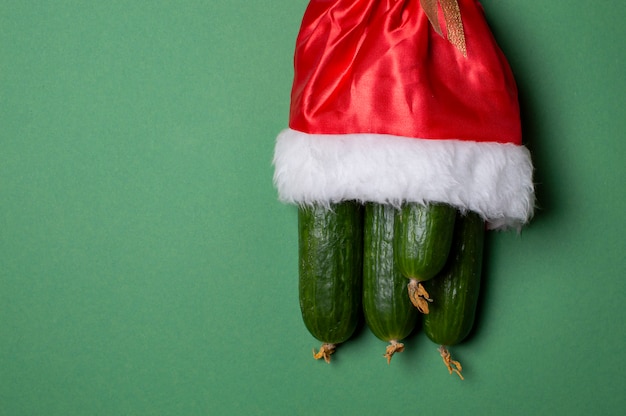 Cetrioli in un cappello di Babbo Natale