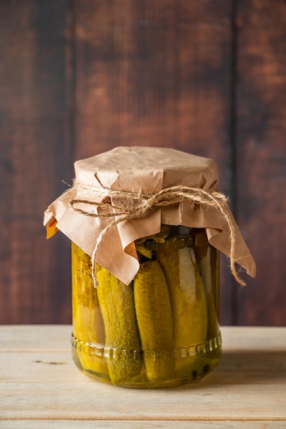 Cetrioli sottaceto in barattolo di vetro su sfondo di legno Cibo di tendenza fermentato Stile rustico per la casa