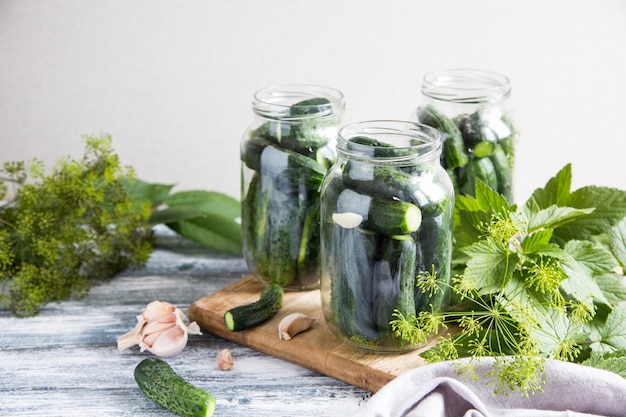 Cetrioli, spezie ed erbe aromatiche in un barattolo di conservazione. Conserve vegetali fatte in casa.