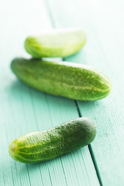 Cetrioli verdi affettati Cetrioli sul tavolo verde