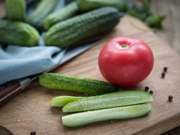 Cetriolo e pomodoro su un tagliere