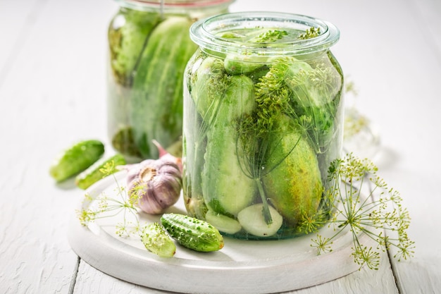 Cetriolo sottaceto fatto in casa e gustoso in barattolo con erbe aromatiche