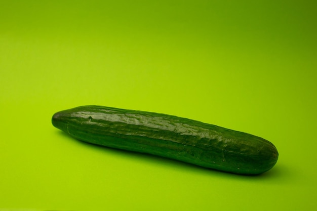 Cetriolo verde su sfondo verde