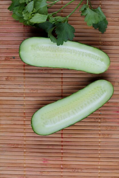 Cetriolo verde succoso fresco su uno sfondo di legno Primo piano di uno spuntino sano Concetto di cibo sano Vista dall'alto