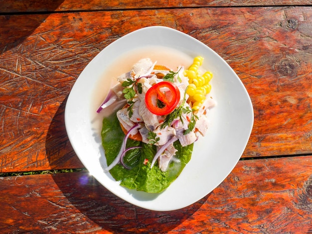 ceviche con sfondo naturale piatto tipico del Perù